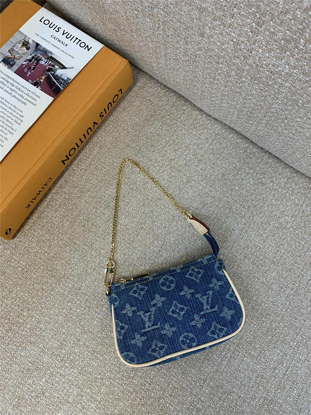 Louis Vuitton M82960   Mini Pochette Accessoires size：4.5x9.5x4cm 2025 new 